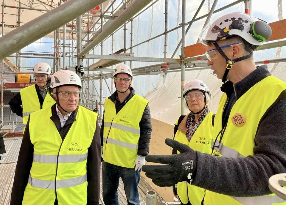 Käyttöpäällikkö Tomi Nikander kertoo Ystäville uudisrakennushankkeen ja peruskorjauksen etenemisestä. Kuva: Pentti Kotiranta