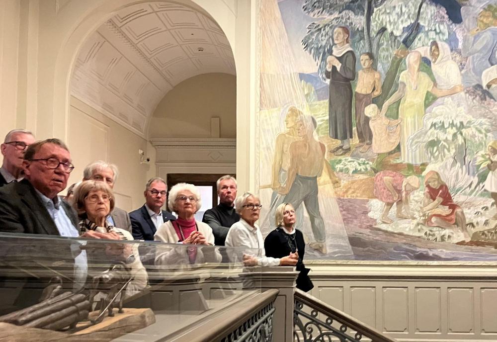 Lennart Segerstråhlen näyttävät freskot sisääntuloaulassa avaavat myös Suomen sodanajan historiaa.