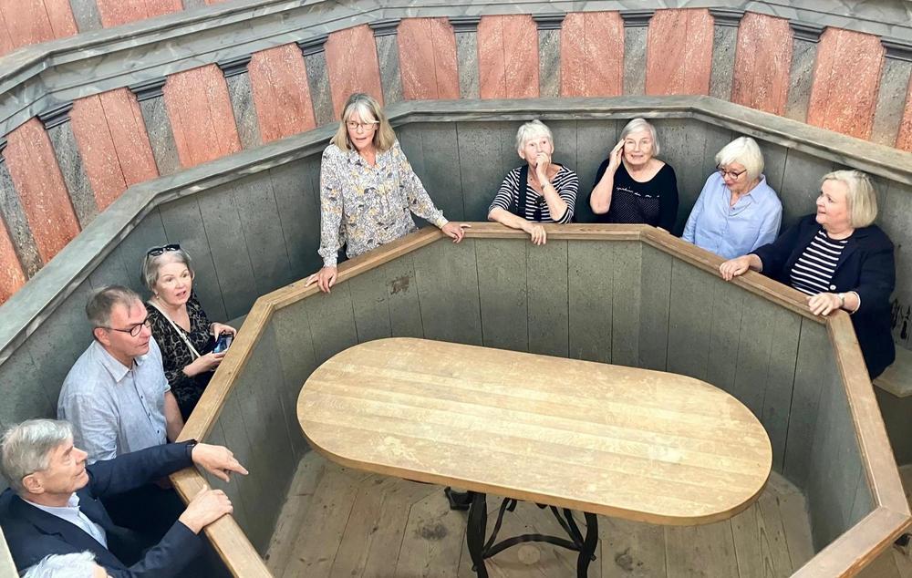 Uppsalan yliopistomuseossa on hienosti restauroitu ”anatominen teatteri” lääketieteellisiä leikkelynäytöksiä varten.