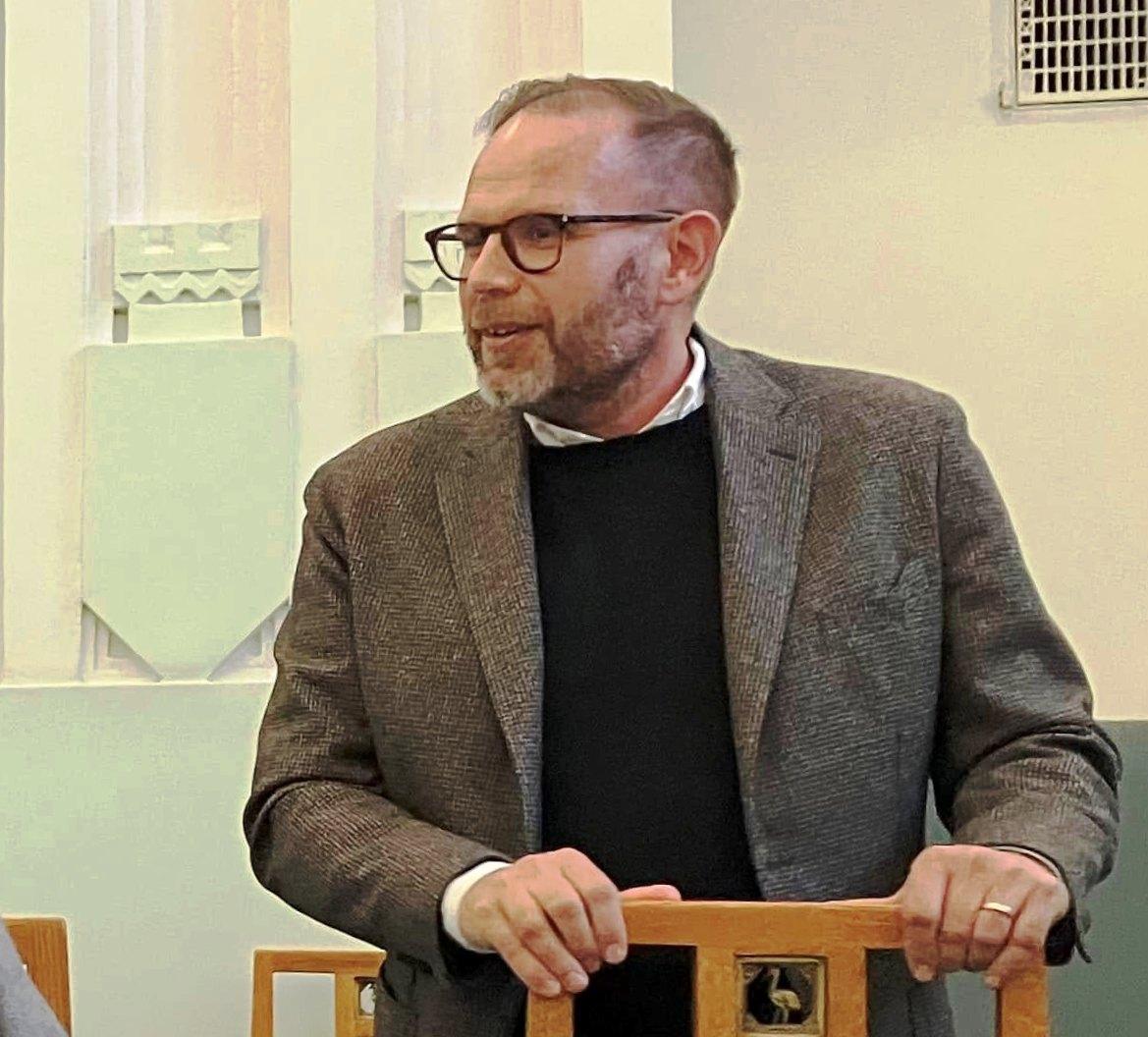 Intendentti Mikko Teräsvirta kertoo Seurasaaren ajankohtaisista asioista, ml. sinne  viime vuonna siirretystä 1950-luvun kesämökistä. 