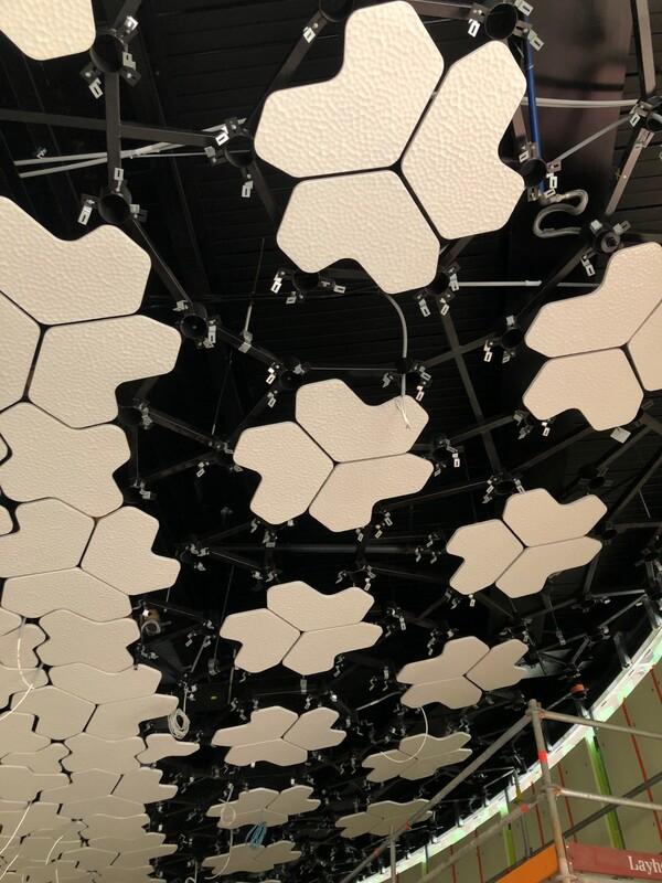 Ravintolapaviljongin keraamisia laattoja. Valtaosa niistä on jo asennettu kattoon.