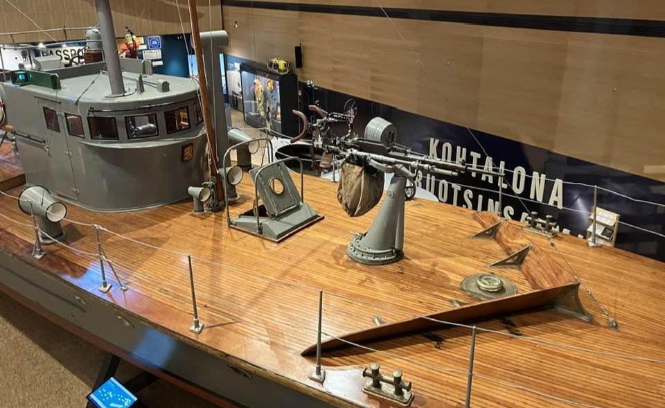 Merivartiomuseon uusi näyttely avasi hienosti merivartijoiden työtä kieltolain ajoista lähtien. Pääsimme poikkeuksellisesti tutustumaan Vartiomoottorivene 11:een myös sisältä.
