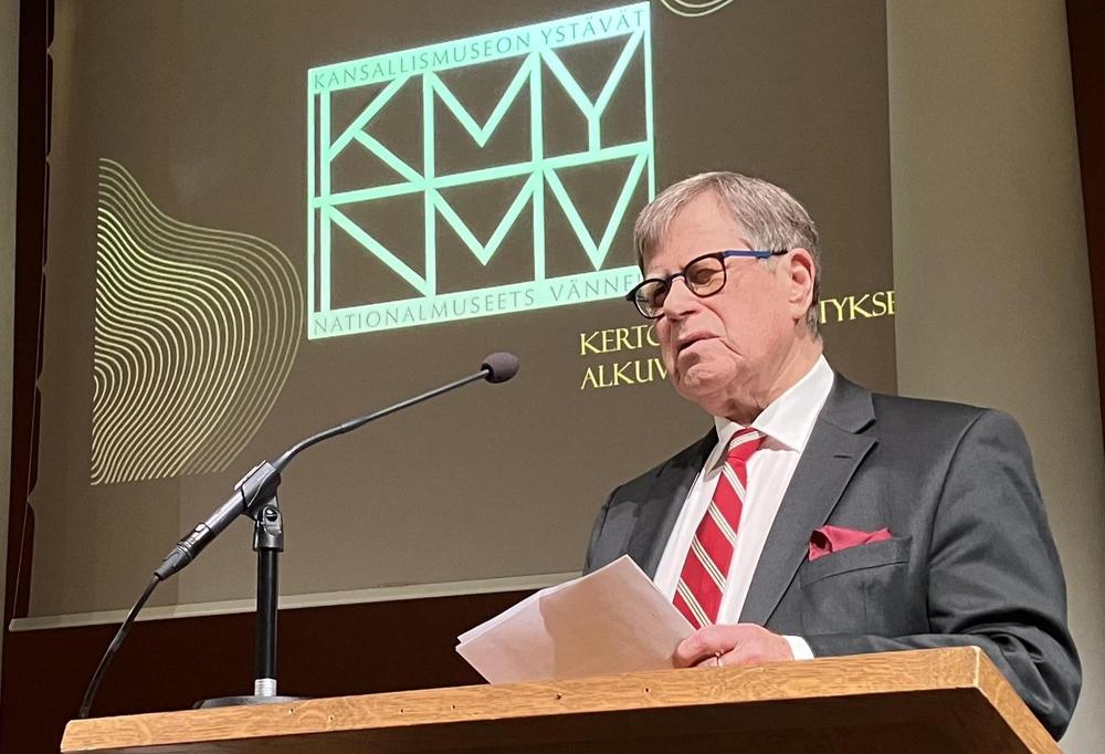 Ystävien kunniajäsen, varapuheenjohtaja emeritus Timo Sarvilinna esitelmöi yhdistyksen varhaisimmista vaiheista. 