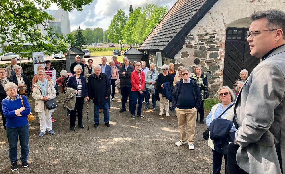 Tammelan keskiaikaisessa kivikirkon renovointi oli loppusuoralla. Kirkkoherra Juha Koivulahti otti ryhmän vastaan hautakammion edessä. Sieltä nostettiin myöhemmin kesällä 82 vanhaa ruumisarkkua muumioiden tutkimuksia varten.