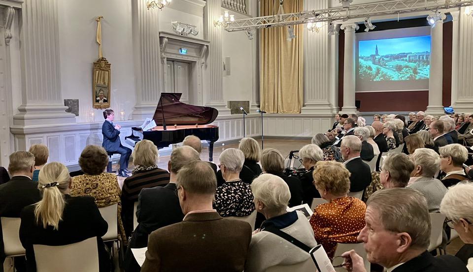 Kansallismuseon Ystävien konsertti-ilta nosti esiin lupaavan baritonin Gabriel Kivivuori Serenon. Illan teemana oli Manuel de Fallan ja Vincenzo Bellinin sävellykset. Runsas yleisö oli otettu ja jäi odottamaan jatkoa.