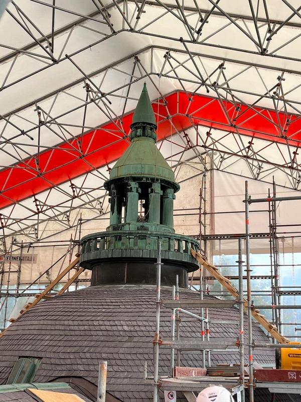 Näkymä Kansallismuseon päärakennuksen katolta. Peruskorjaukseen on kuulunut myös katon yli 100-vuotiaiden liuskekivien uudistus. 