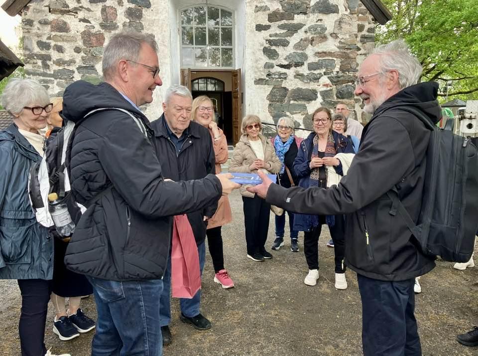 Ystävien puheenjohtaja Tapio Maijala kiitti museoneuvos Juhani Kostetia ja luovutti hänelle muistoksi Tuukka Talvion uuden teoksen museotoiminnan alkuajoilta Suomessa. 