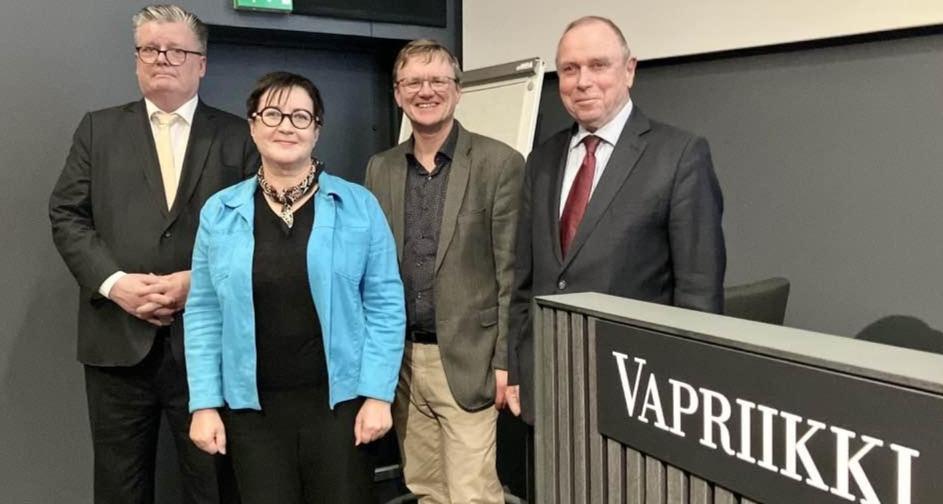 Ensimmäisen istunnon tekijät: arktinen suurlähettiläs Petteri Vuorimäki, professori Maria Lähteenmäki, professori Timo Koivurova ja tilaisuuden ideoija, Suomen Geopoliittisen seuran puheenjohtaja Pekka Visuri