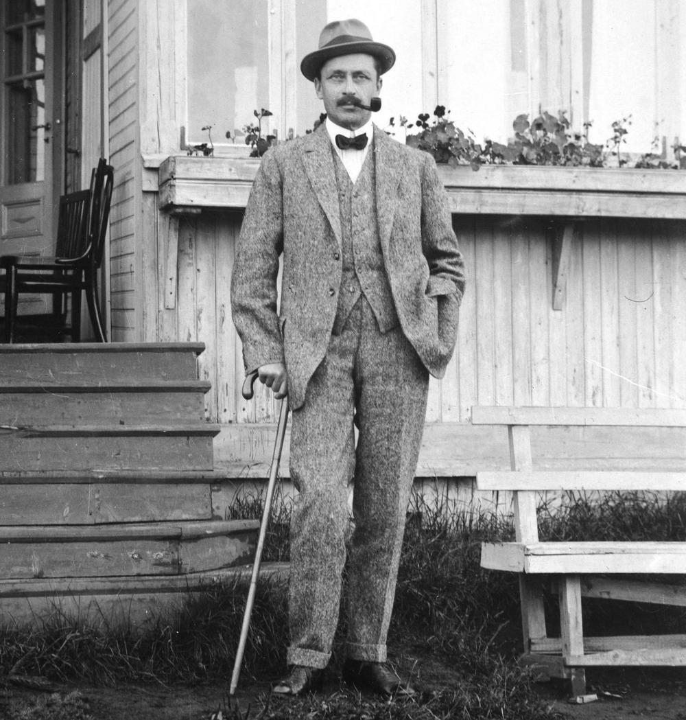 Mannerheim poseeraa Runnin terveyskylpylän edessä 1920. Kuva: Mannerheim-museon kokoelma.