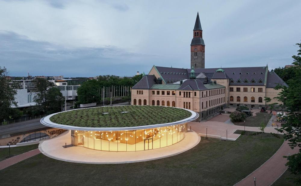 Kansallismuseon alueesta ja uudisrakennuksesta, ilmakuva Helsingin kaupunkimaisemassa syksyisessä ympäristössä.