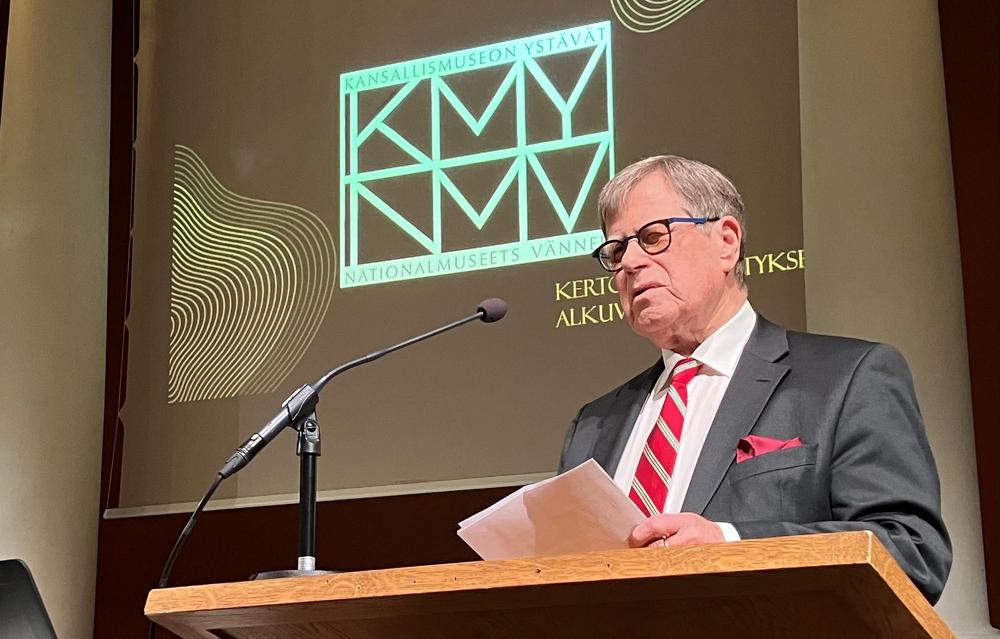 Yhdistyksen perustaja ja varapuheenjohtaja emeritus Timo Sarvilinna avasi Ystävien historiaa