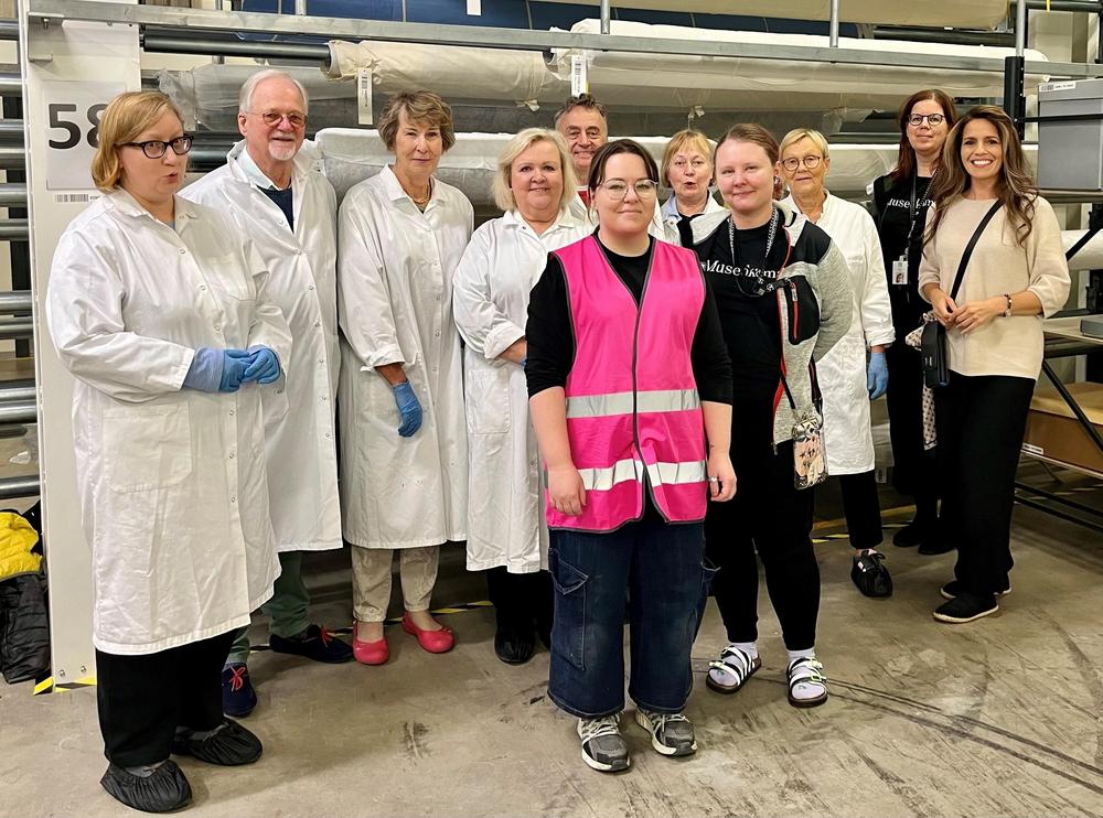 Kansallismuseon Ystäviä avustamassa museoviraston kokoelma- ja konservointikeskuksessa