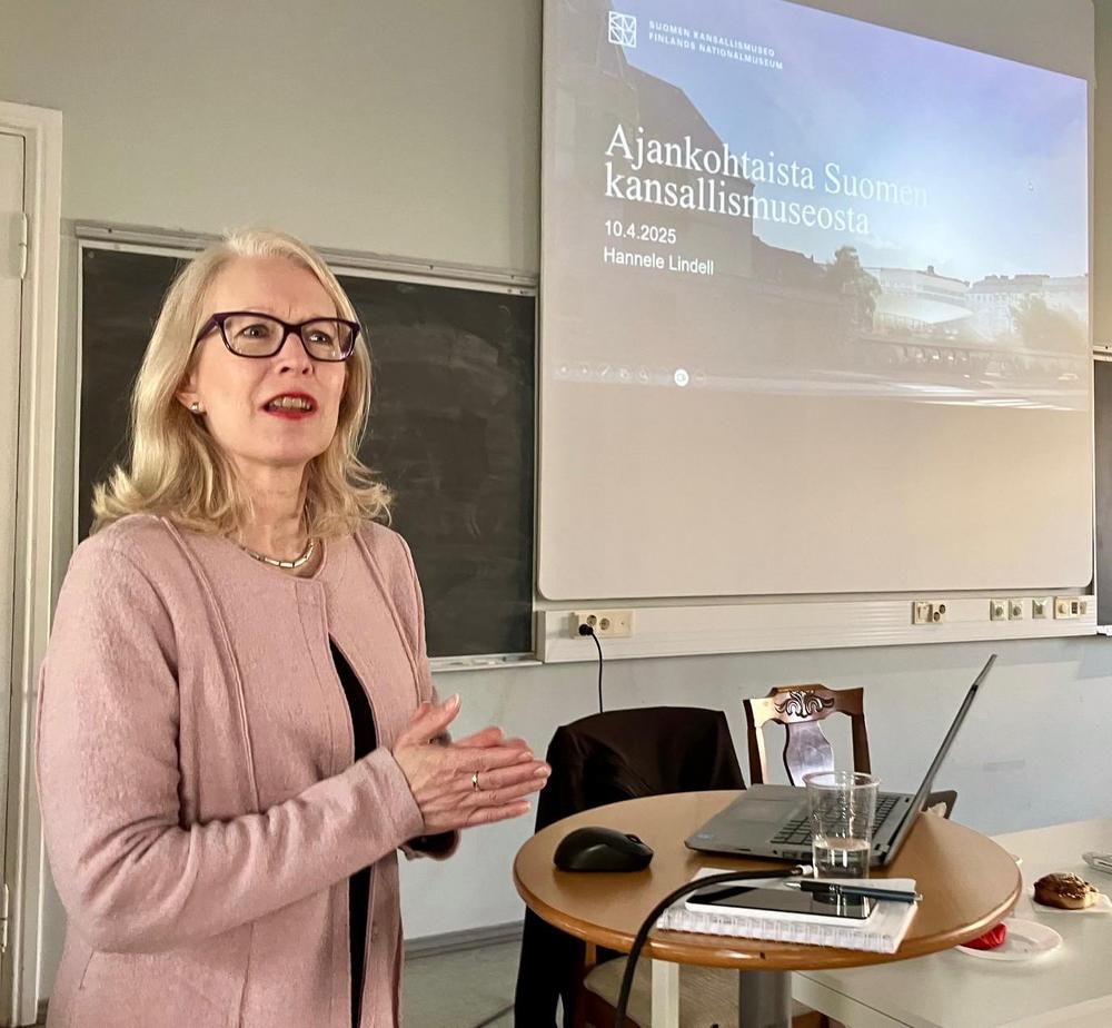 Suomen Kansallismuseon liiketoiminnan kehityspäällikkö Hannele Lindell avasi osallistujille Kansallismuseon ajankohtaisasioita, kuten museon peruskorjaus- ja uudisrakennushankkeen etenemistä