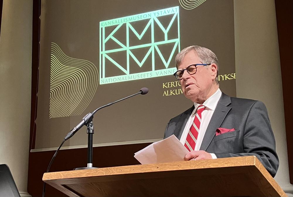 Ystävien kunniajäsen, varapuheenjohtaja emeritus Timo Sarvilinna esitelmöi yhdistyksen varhaisimmista vaiheista. Kuvaaja: Matti Heimonen.