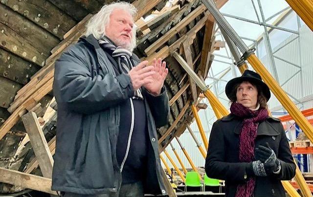 Viron merimuseon johtaja Urmas Dresen esitteli meille kunnianhimoisia suunnitelmia merimuseon ja ainutlaatuisten hylkyjen suhteen. Oikealla Suomen kansallismuseon konservointiyksikön päällikkö Eero Ehanti.