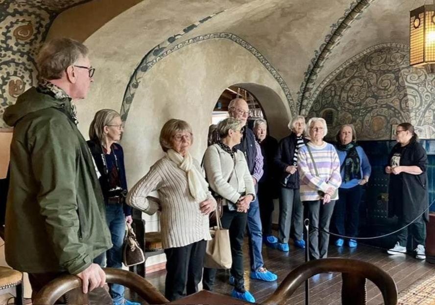 Hvitträskin rakennuttivat vuosina 1901-1903 arkkitehdit Herman Gesellius, Armas Lindgren ja Eliel Saarinen.