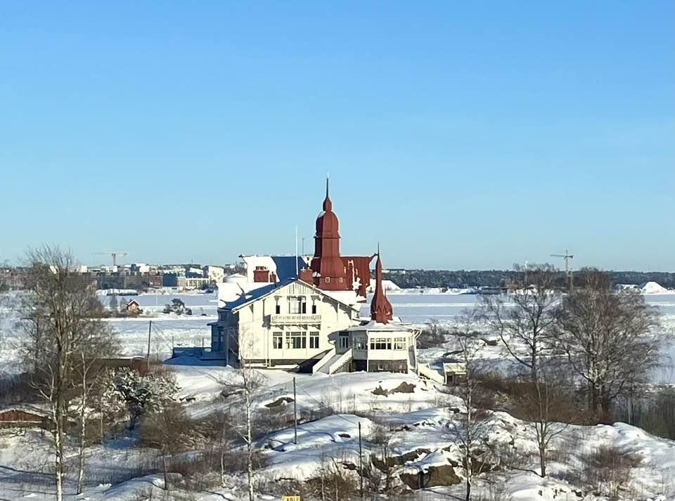 Mannerheimin Kaivopuiston kodin ikkunoista avautuu upea näköala merelle ja Suomenlinnaan asti