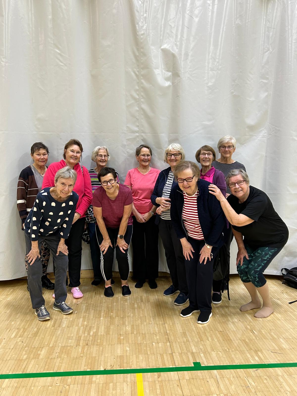 Kuvassa killan jäsenistöä jumpan jälkeen