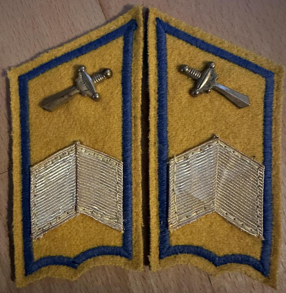 Sotilasmestarin kauluslaatat, sotilasmestari muu kuin talous. 
Uudenmaan Rakuunapataljoona, Lappeenranta,  vuodelta 1957.

Kuva Erkki Joukainen