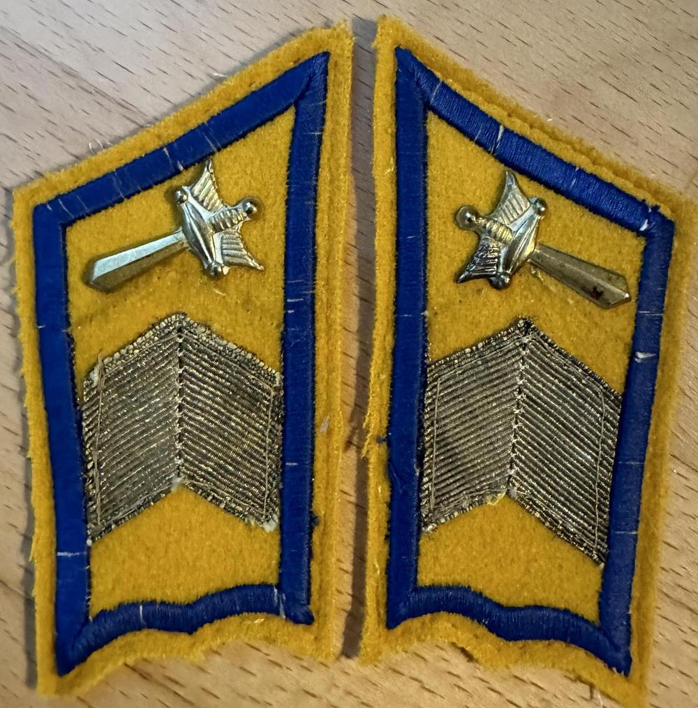 Sotilasmestarin kauluslaatat, sotilasmestari talous. 
Uudenmaan Rakuunapataljoona, Lappeenranta,  vuodelta 1957.

Kuva Erkki Joukainen