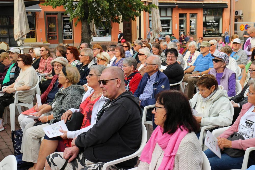 Lauluilta 16.8.2023 Porin Eetunaukiolla keräsi satapäisen yleisön.