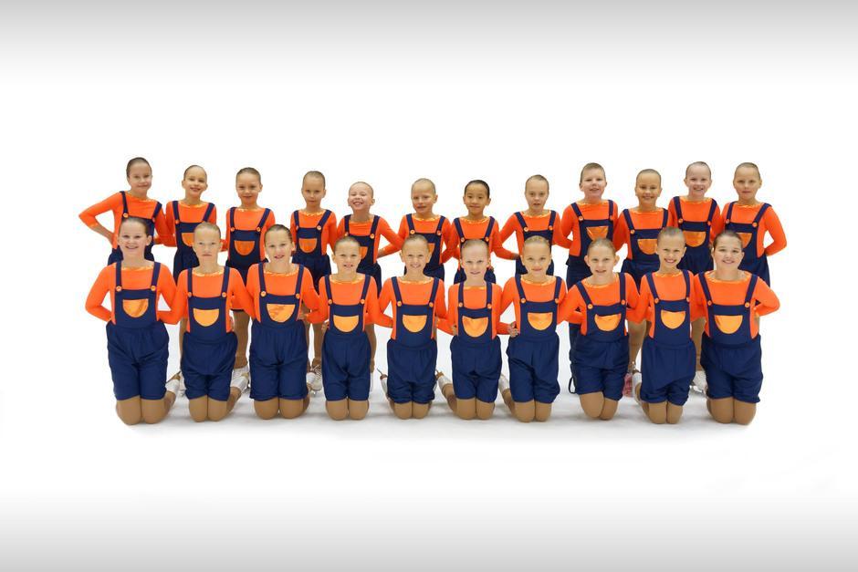 KooKoo Jäätaiturit. Team Silver Pearl joukkuekuva 2018-2019. Ohjelman teema "Veturinkuljettajat"