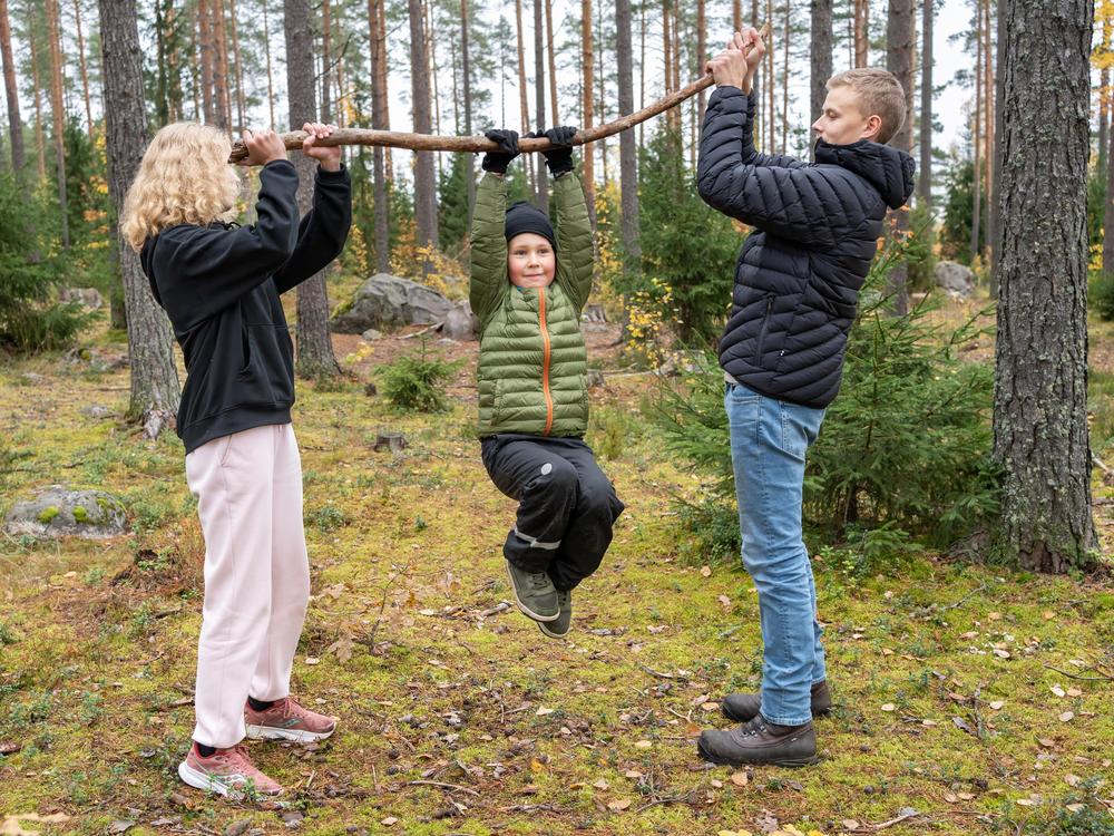 Lapset ja aikuiset pelaamassa ryhmäpeliä.