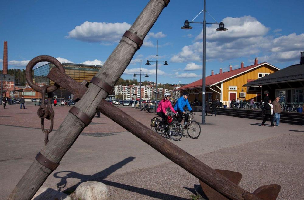 Pyöräilijöitä Lahden satamassa.