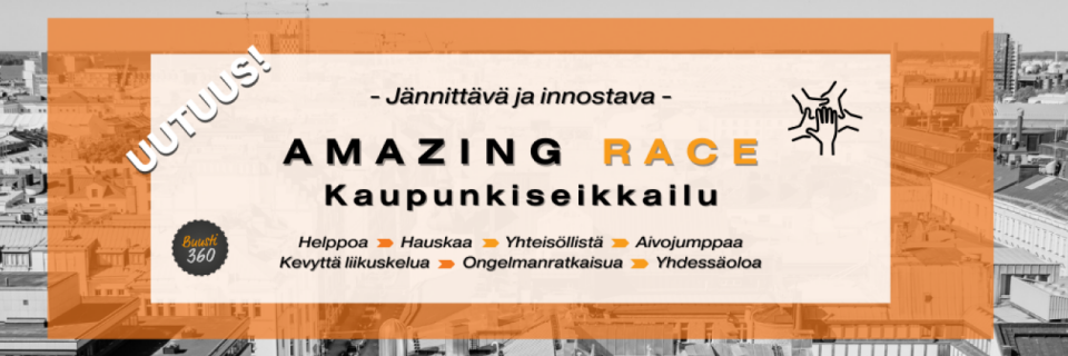 Porukka poseeraamassa sulkapallokentällä.