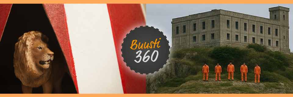 Porukka poseeraamassa sulkapallokentällä.