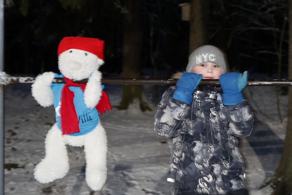 Poika vetämässä leukoja.