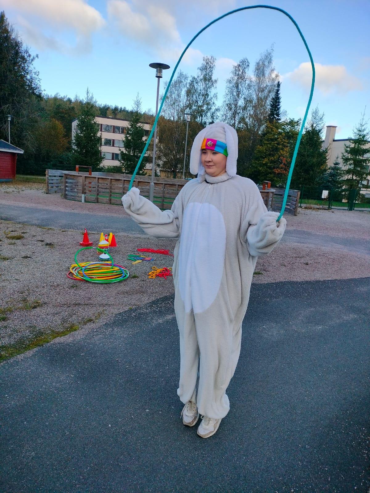 Jekku-Jänö hyppimässä ulkokentällä hyppynarua