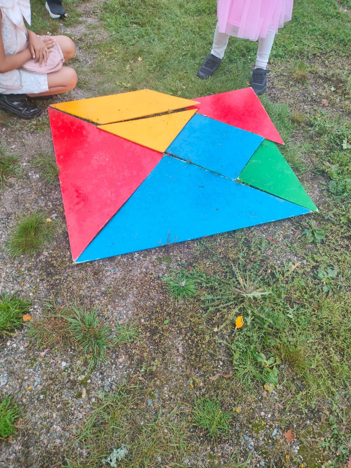 Värikäs 7-palainen Tangram-palapeli melkein valmiina