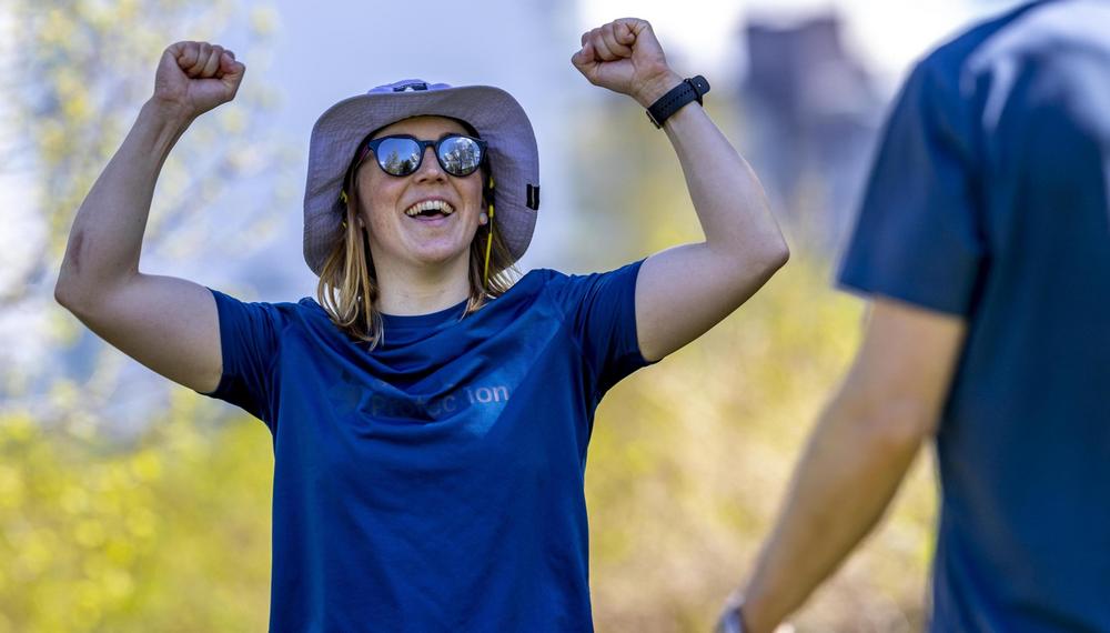 Henkilö sinisessä paidassa tuulettaa.