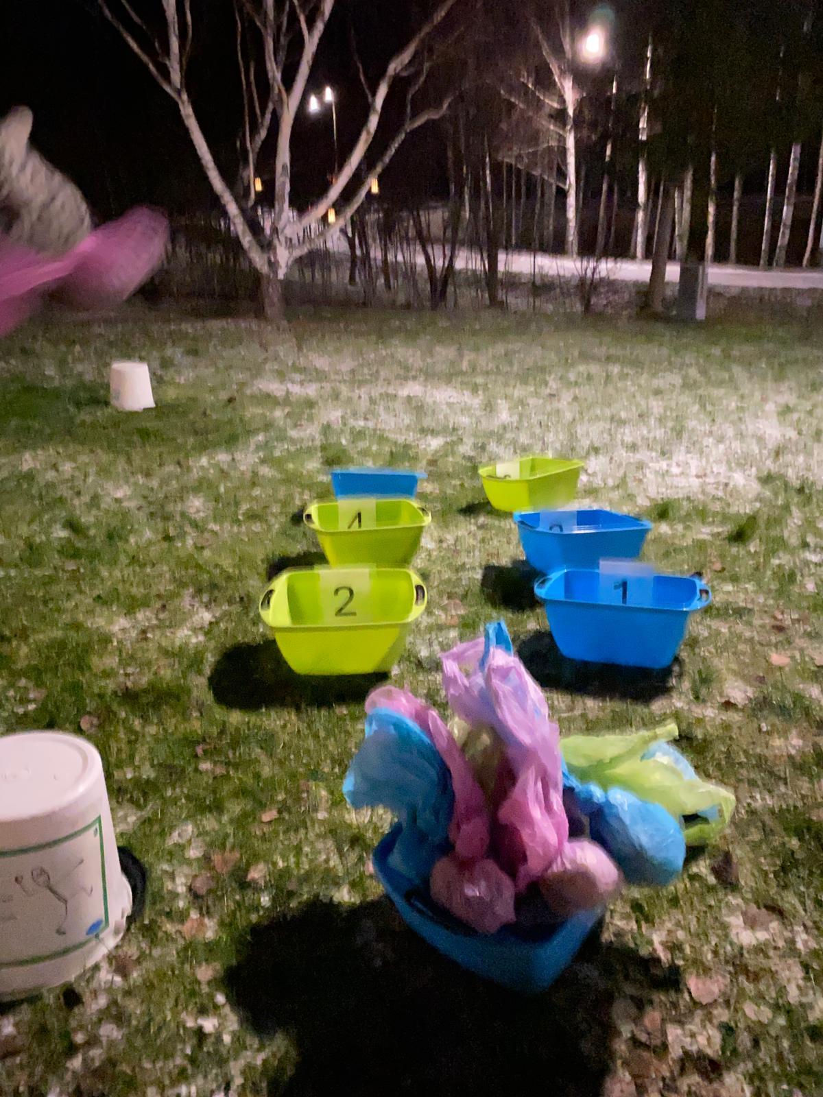 Nueroilla merkittyjä vateja hämärässä illassa, joihin ollaan juuri heittämässä tarkkuutta häntäpallolla.