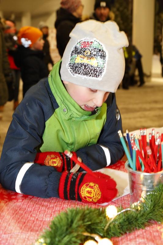 Poika kirjoittamassa pukille kirjettä.