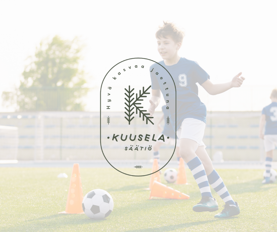 Poika potkii jalkapalloa harjoituksissa. Kuvan päällä on Kuusela säätiön logo.
