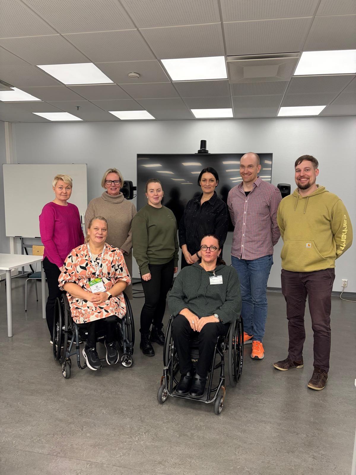 Kuvassa Liikkeellä kuntoon -hanketiimi. Ylärivi vasemmalta Anne Kekäläinen (PSL), Anu Oittinen (LIIKU), Roosa-Maria Turunen (POKALI), Niina Arponen (LIIKU), Keijo Kylänpää (PHLU), Jaakko Räty (PHLU). Alarivi vasemmalta Sanna Koivusalo (LIIKU) ja Tiina Siivonen (Paralympiakomitea).