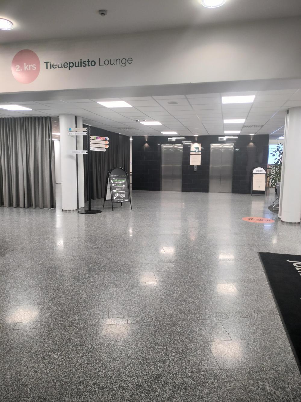 Kuvassa on tiedepuiston pääaula, kuva otettu heti pääovilta sisääntultaessa. Kuvan oikealle puolelle jää infotiski, vasemmalla puolen kierreportaat sekä esteetön WC. Aulatilan perällä kaksi hissiä. 