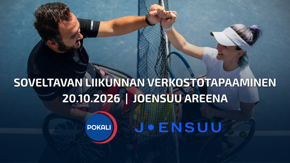 Kaksi pyörtuolissa istuvaa hymyilevää tenniksenpelaajaa lyövät nyrkit yhteen verkon yli.