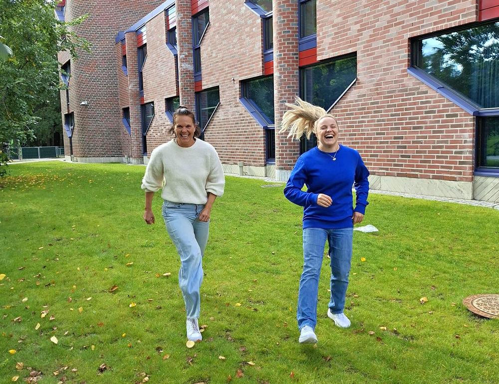 Kuvassa Hannamari Laitinen ja Annika Urvikko vierekkäin kävelemässä. He hymyilevät.