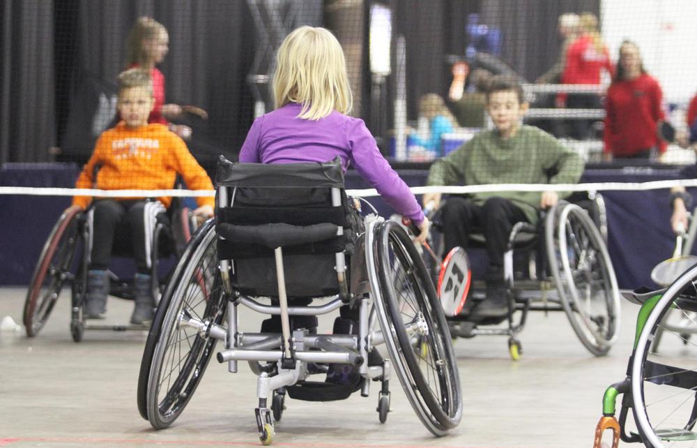 Kuvassa pyörätuoleilla liikkuvat lapset pelaavat sulkapalloa. 