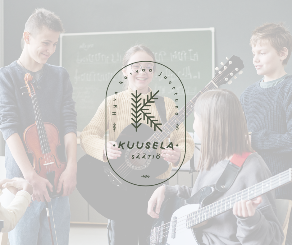 Nuoret ovat musiikkiluokassa ja pitelevät kukin eri soitinta kädessään. Kuvan päällä on Kuusela säätiön logo.