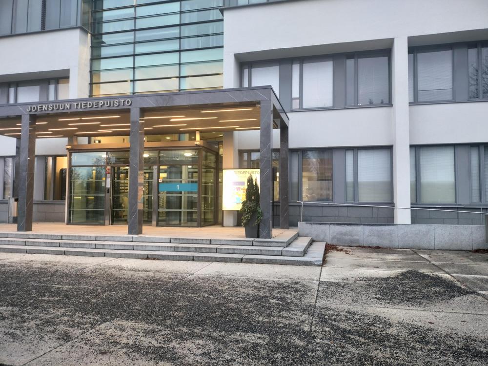 Kuvassa on Joensuun Tiedepuiston pääsisäänkäynti. Kuvan oikeassa reunassa näyky luiskaa. 