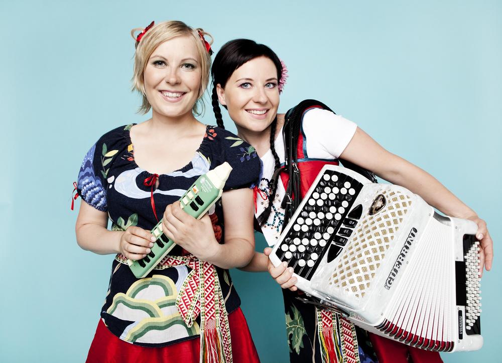 Mimmit yhtyeen naiset haitarin ja melodikan kera.