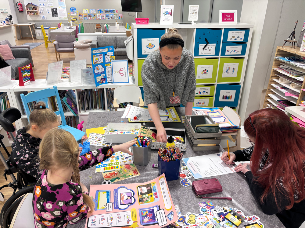 Työpajalaisia työn touhussa Ensitiedosta omalle polulle -hankkeen työpajassa.