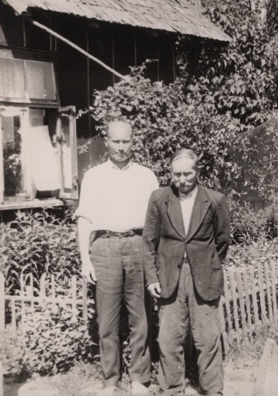 Pētõr Damberg isänsä Kōrlin kanssa Sīkrõgissa 1960 -luvun alussa. Kuva: Baiba Dambergan albumi.
