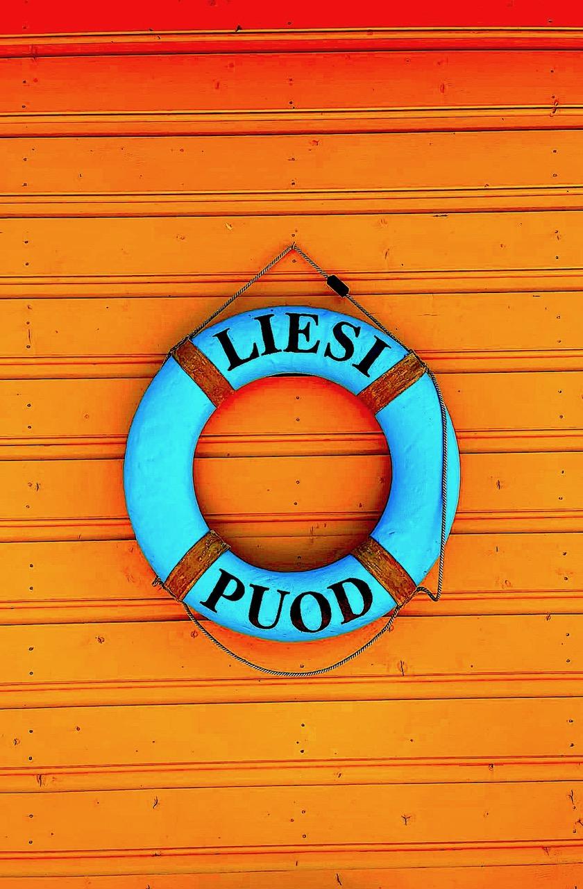 Liesin puod -kaupan kyltti. Kuva: Tapio Mäkeläinen, 2025.