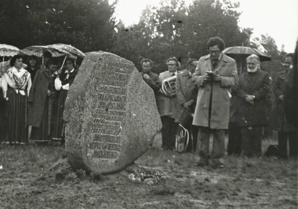 Länsiliiviläisten runoilijoiden muistokivi Pizan hautausmaalla.

