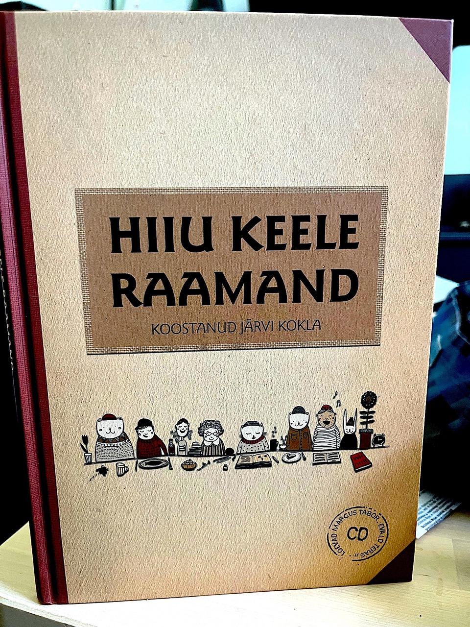 Hiidenmaan kielen oppikirja Hiiu keele raamand. Kuva: Tapio Mäkeläinen, 2025.